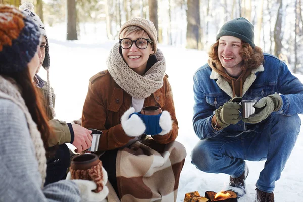 Porträtt Lyckliga Unga Människor Camping Vinterskogen Sitter Cirkel Runt Elden — Stockfoto