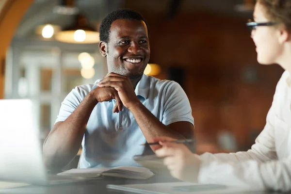 Joven Alegre Con Sonrisa Dentada Mirando Colega Durante Conversación Cafetería — Foto de Stock