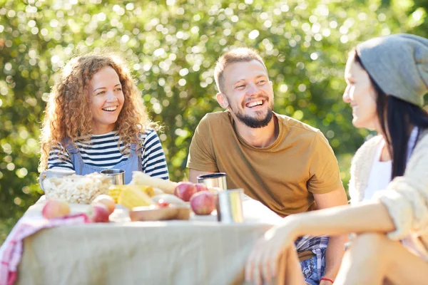 Drei Junge Leute Lachen Während Sie Etwas Lustiges Servierten Tisch — Stockfoto