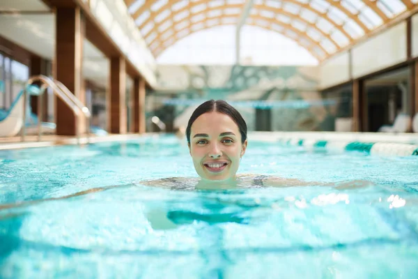 Young Glimlachend Zwemmer Met Haar Hoofd Boven Water Zoek Naar — Stockfoto