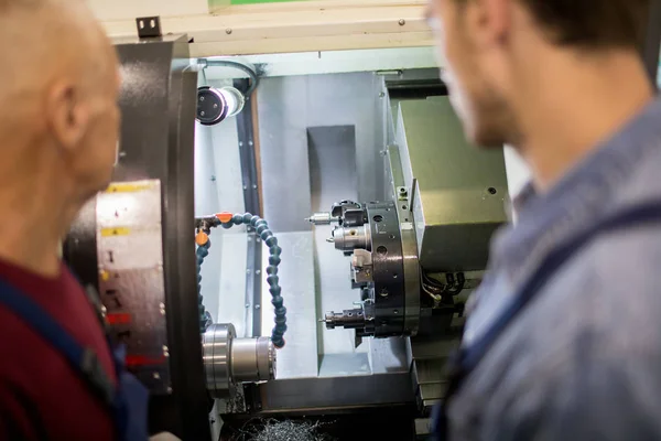 Two Engineers Standing Industrial Machine Looking One Its Parts Work — Stock Photo, Image