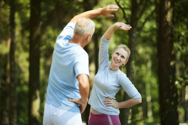 Pareja Activa Senior Haciendo Curvas Laterales Entorno Natural Mientras Están — Foto de Stock