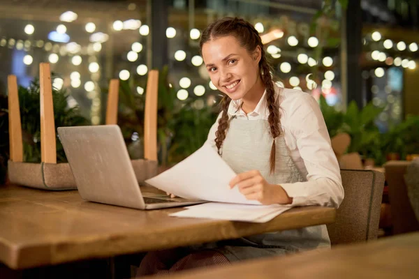 Menina Sorridente Roupas Trabalho Sentado Mesa Café Olhando Através Papéis — Fotografia de Stock