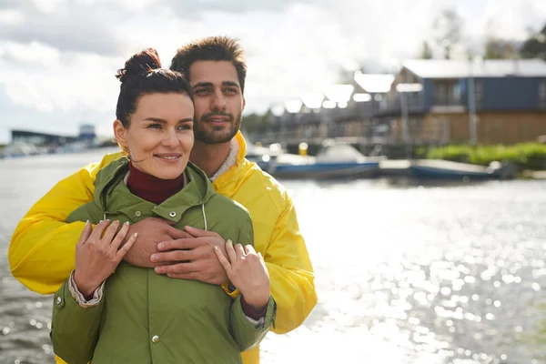 Joyeux Couple Rêveur Manteaux Debout Ensemble Port Mer Regardant Vue — Photo