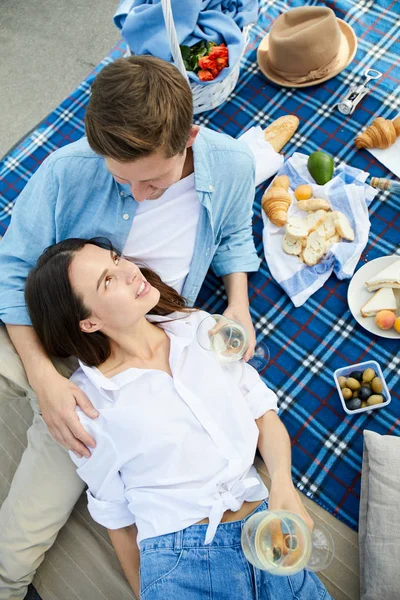 Přímo Nad Pohledem Romantického Mladého Páru Příležitostném Oblečení Které Odpočívá — Stock fotografie