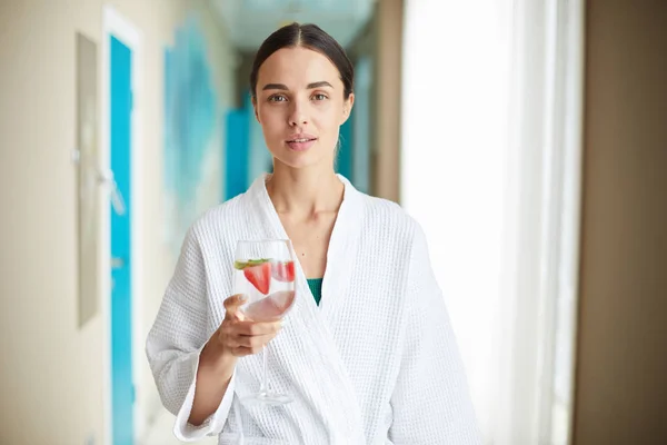 Mujer Joven Albornoz Blanco Sosteniendo Vaso Cóctel Fruta Fresca Centro — Foto de Stock