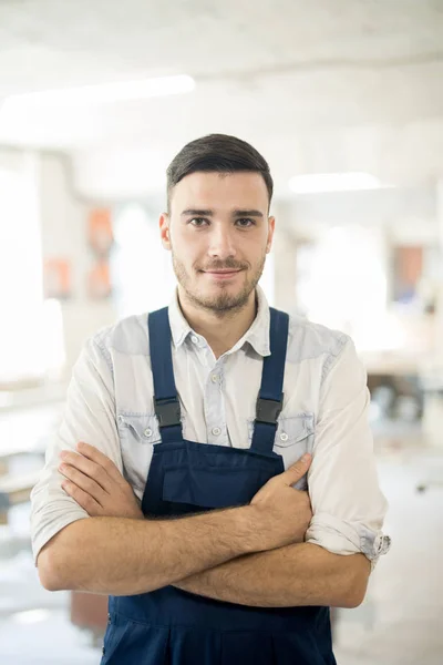 Joven Hombre Armado Cruzado Ropa Trabajo Pie Taller — Foto de Stock