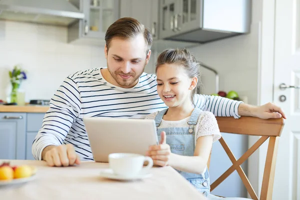 Happy Ungdomlig Dotter Och Hennes Pappa Tittar Något Nyfiken Pekplattan — Stockfoto