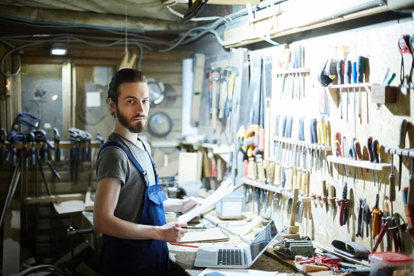 Junger Seriöser Ingenieur Arbeitskleidung Blättert Papieren Während Arbeitsplatz Mit Einer — Stockfoto