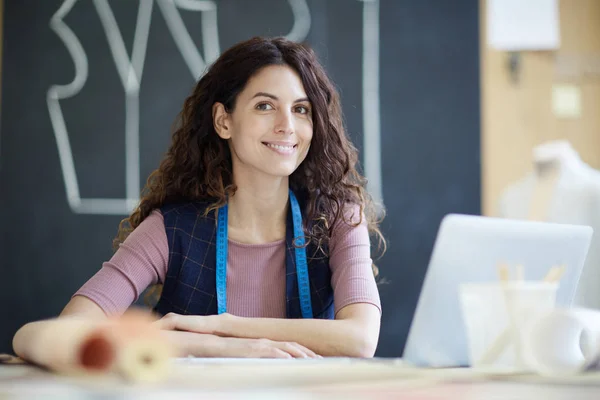 Sonriente Joven Atractiva Con Cinta Métrica Cuello Sentado Mesa Con — Foto de Stock