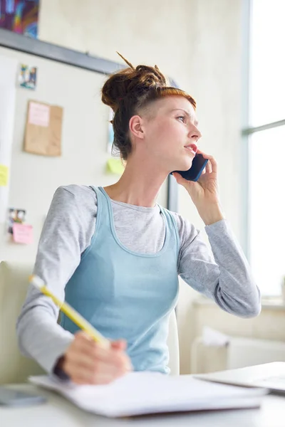 Pensive Csípő Titkára Haj Zsemle Asztalnál Elnézett Miközben Kommunikál Mobiltelefon — Stock Fotó