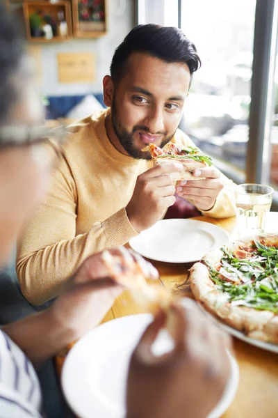 Jovem Comendo Pizza Apetitosa Conversando Com Sua Namorada Mesa Café — Fotografia de Stock