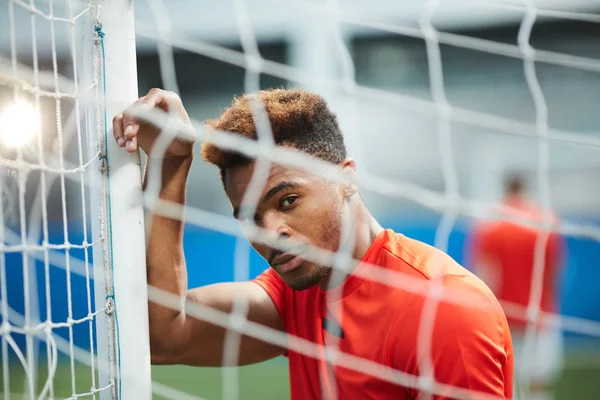 Jonge Afro Amerikaanse Voetballer Die Zoek Zijn Naar Jou Terwijl — Stockfoto