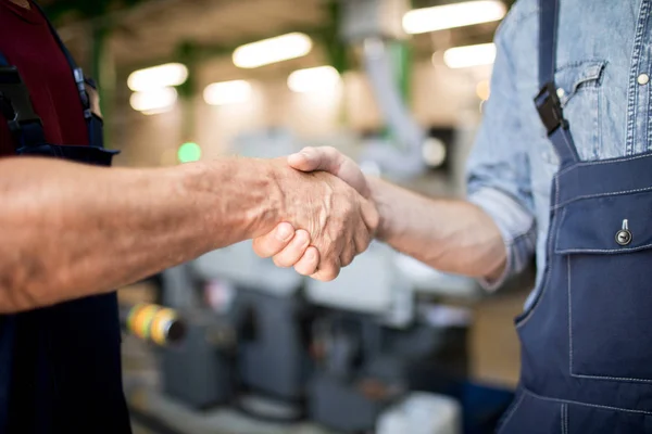 Close Dois Trabalhadores Apertando Mãos Uns Com Outros Fábrica Industrial — Fotografia de Stock