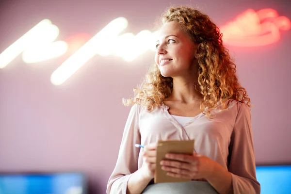 Sonriendo Propósito Hermosa Chica Con Pelo Rizado Sosteniendo Bloc Notas — Foto de Stock