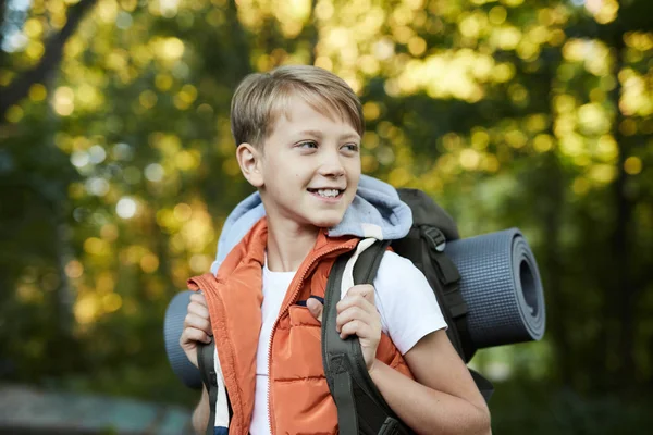 年轻快乐的男孩背着背包散步 在夏日的森林里玩得很开心 — 图库照片