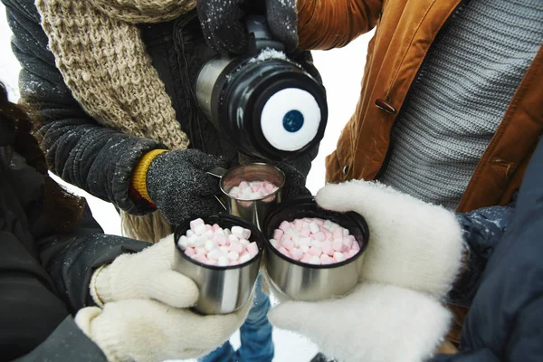 Tanınamayan Insanların Yakın Çekim Daire Içinde Duran Marshmallows Açık Havada — Stok fotoğraf