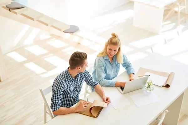 Twee Jonge Drukke Managers Ontwerpers Die Door Lange Tafel Studio — Stockfoto