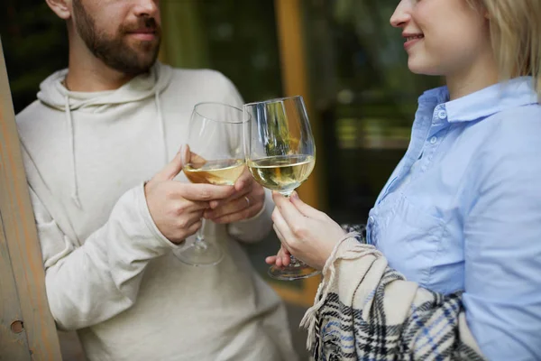 Schnappschuss Eines Verliebten Kaukasischen Paares Das Beim Feiern Des Jubiläums — Stockfoto