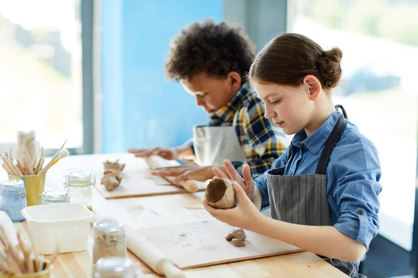 Két Kreatív Gyerekek Kötények Íróasztalon Így Agyagedény Leckét Kézművesség — Stock Fotó