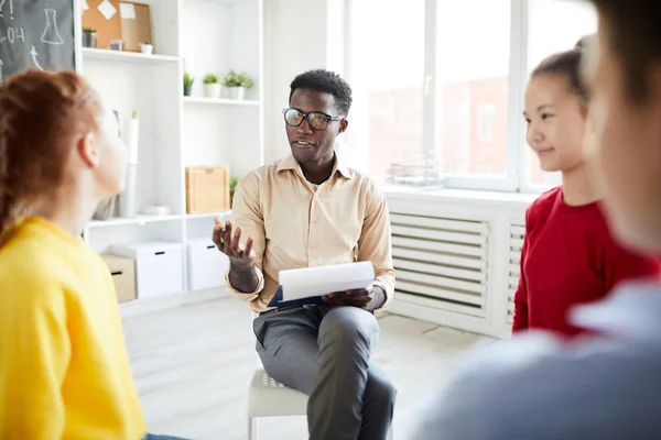 Selbstbewusster Lehrer Mit Dokument Diskutiert Neues Thema Mit Schülergruppe Bei — Stockfoto