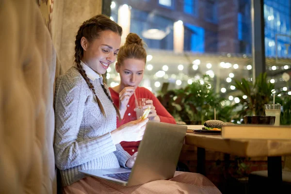 Dos Estudiantes Casuales Con Computadora Portátil Comiendo Comida Rápida Bebiendo — Foto de Stock