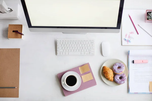 Monitor Computador Pastelaria Xícara Café Bloco Notas Com Lápis Cor — Fotografia de Stock