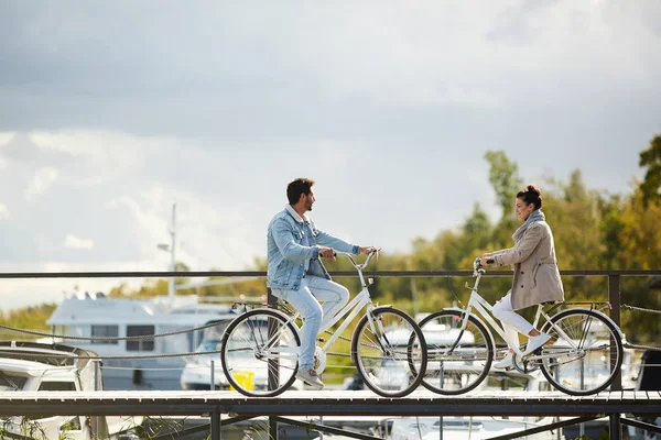 Positiva Pareja Joven Hermosa Bicicletas Reunión Muelle Disfrutar Del Paisaje —  Fotos de Stock