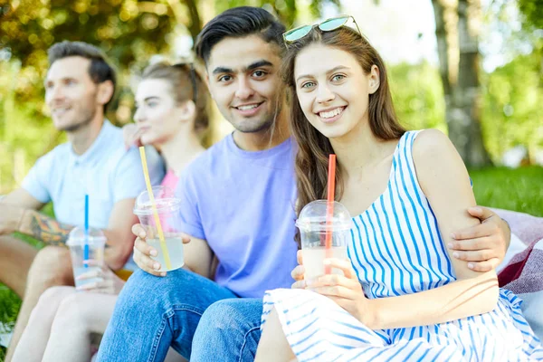 Jovem Casal Afetuoso Com Bebidas Desfrutando Dia Verão Parque Com — Fotografia de Stock