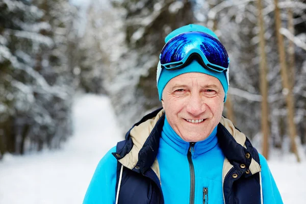 Aktiver Senior Sportbekleidung Und Skibrille Schaut Einen Beim Training Winterwald — Stockfoto