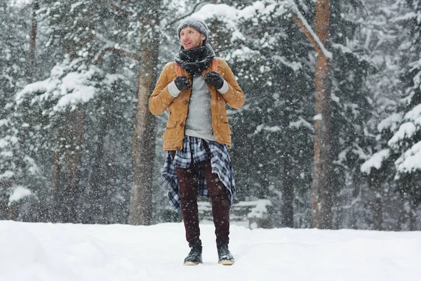 Contenu Beau Jeune Voyageur Vêtements Chauds Debout Sur Neige Regardant — Photo