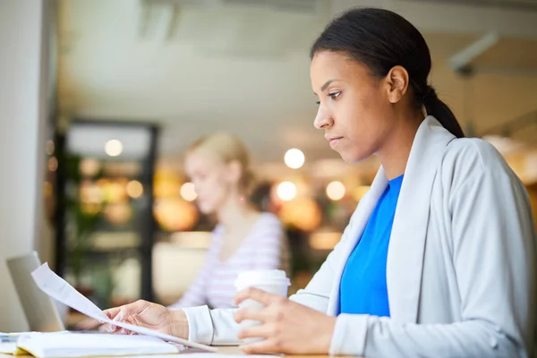 Jeune Économiste Féminine Métisse Sérieuse Lisant Papier Assis Dans Café — Photo