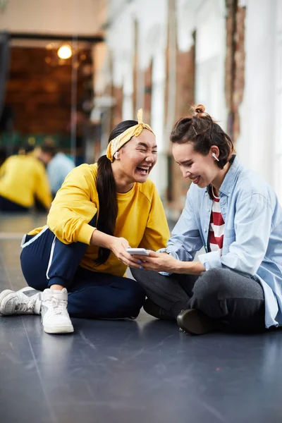 One Young Breakdance Performers Showing Something Very Funny Her Friend — Stock Photo, Image