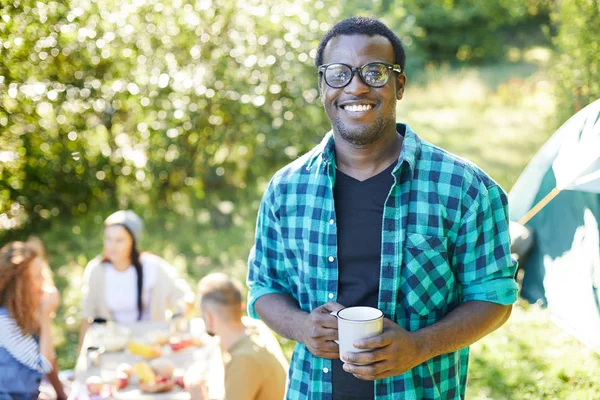 Jovem Afro Americano Com Chá Frente Câmera Enquanto Desfruta Viagem — Fotografia de Stock