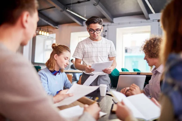 Joven Gerente Con Papeles Haciendo Informe Para Los Colegas Seminario — Foto de Stock