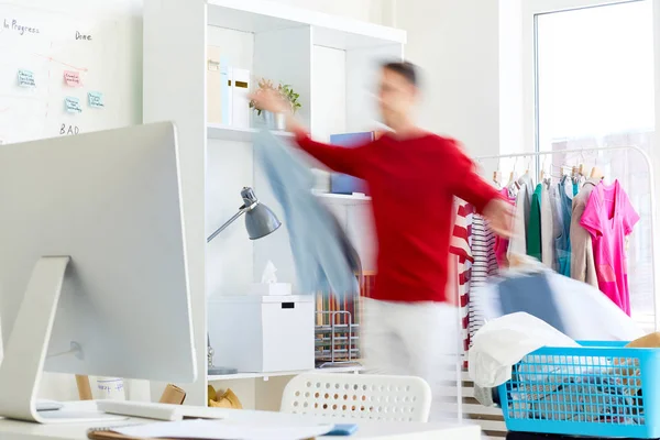 Estilista Masculino Con Dos Camisas Apresurándose Mostrárselas Colega Durante Preparación —  Fotos de Stock