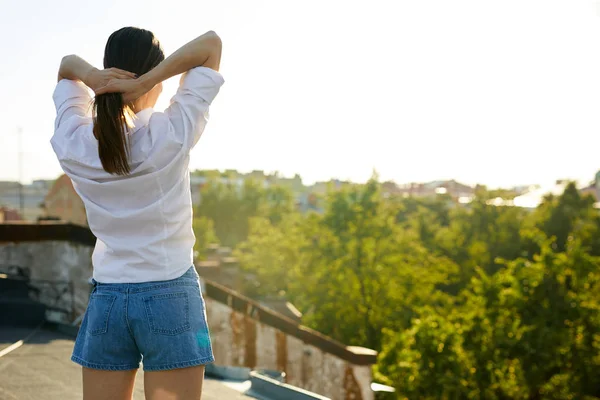 Pohled Mladou Ženu Která Při Pohledu Krajinu Slunném Dnu Oblékala — Stock fotografie