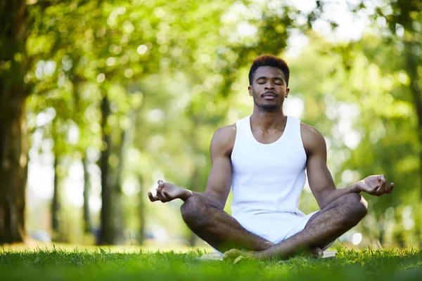 Calme Homme Noir Détendu Avec Moustache Assis Avec Les Jambes — Photo