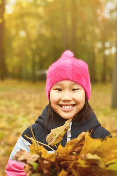 在满是黄叶的公园里 微笑的年轻人在秋天看相机 — 图库照片