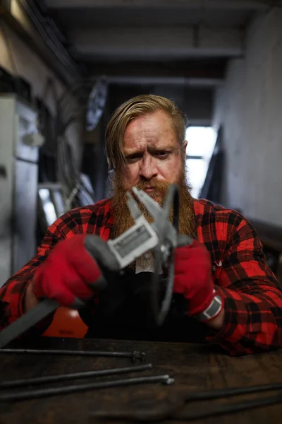 Frowning Concentrated Brutal Worker Beard Measuring Steel Detail Using Vernier — Stockfoto