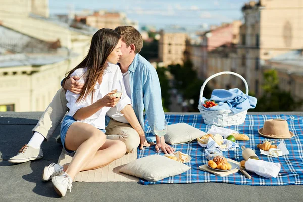 Mladý Muž Objímá Svou Přítelkyni Sklenkou Vína Během Pikniku Střeše — Stock fotografie