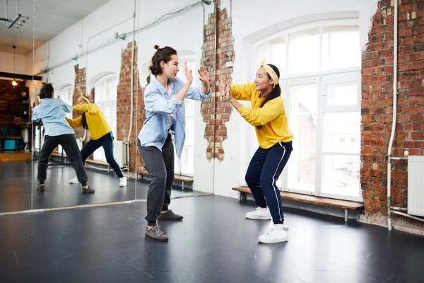 Aprendizaje Danza Hip Hop Mirando Entrenador Durante Ejercicio Estudio Danza —  Fotos de Stock