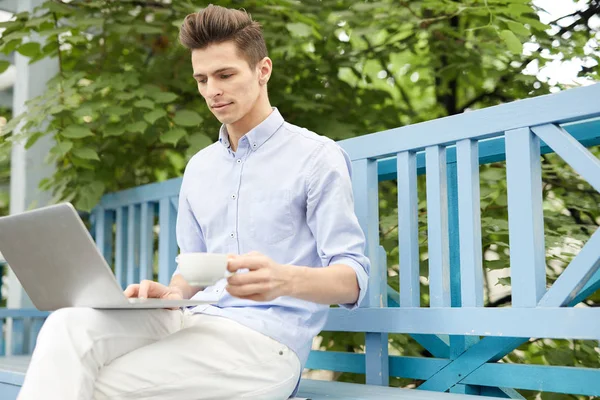 Tânăr Ceașcă Cafea Stând Bancă Cafeneaua Vară Laptop Față Căutând — Fotografie, imagine de stoc