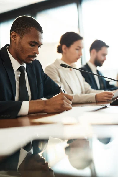 Delegado Afro Americano Sério Que Concentra Leitura Notas Discurso Conferência — Fotografia de Stock