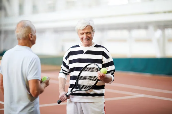 Mogna Tennisspelare Med Racket Och Boll Pratar Med Sin Kompis — Stockfoto