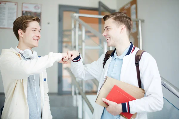 Dois Estudantes Felizes Bem Sucedidos Casualwear Batendo Punhos Thair Juntos — Fotografia de Stock