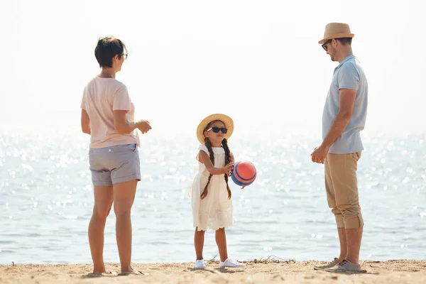 Ritratto Completo Felice Famiglia Moderna Giocare Palla Sulla Spiaggia Piedi — Foto Stock