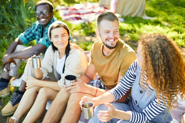 Junge Leute Freizeitkleidung Trinken Und Unterhalten Sich Sonnigen Tagen Während — Stockfoto