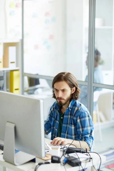 Concentrated Busy Young Specialist Beard Mustache Focusing Computer Problem Attentively — Stock Photo, Image
