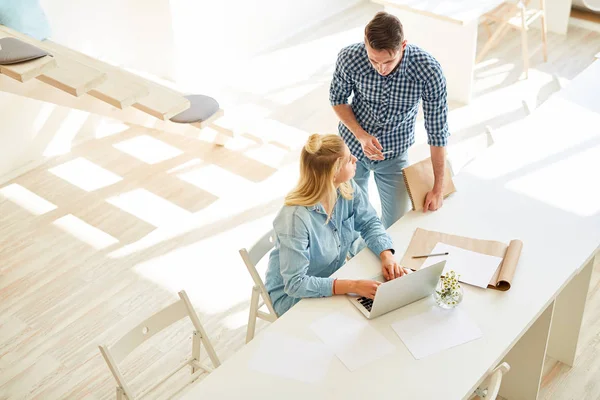 Dos Jóvenes Diseñadores Discutiendo Puntos Trabajo Mientras Buscan Nuevas Ideas — Foto de Stock